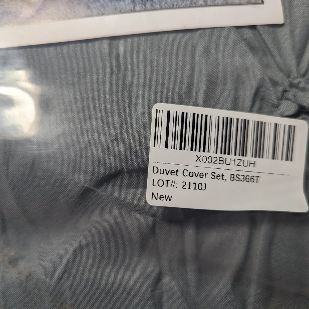 NEW- Size Twin Vaulia Soft Microfiber Pinch Pleat Duvet Cover Set (1 Pillowcase)